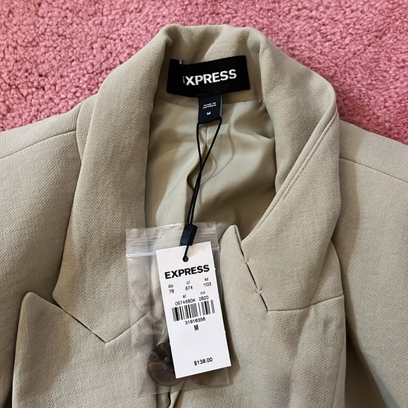 NWT Peak Lapel One Button Cropped Blazer - Medium - Picture 5 of 7